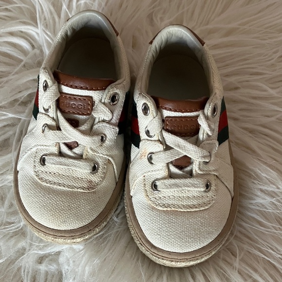 Gucci Kids Cream Canvas Sneakers with green/red Gucci colors. - Picture 1 of 6